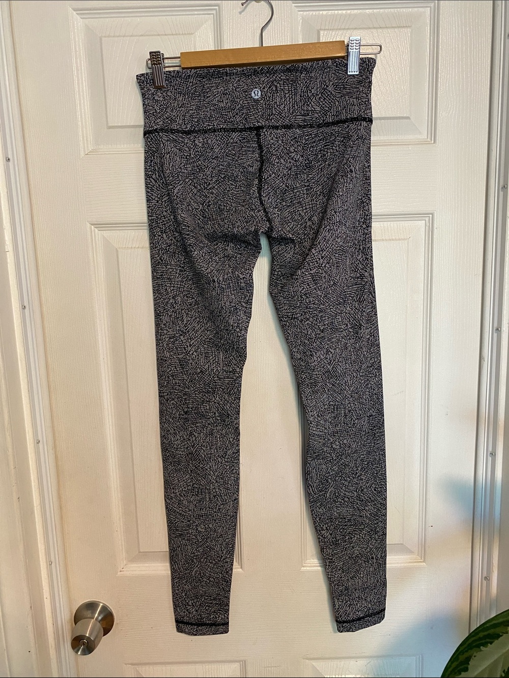lululemon women’s Black Heathered Active Leggings